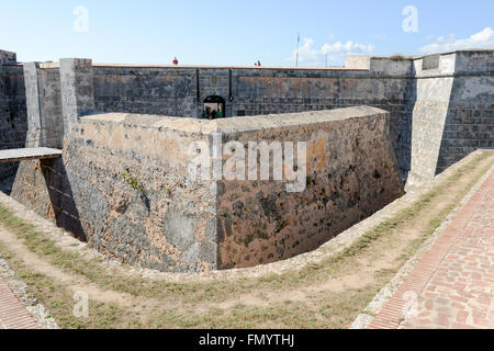 Santiago di Cuba - - 14 gennaio 2016: persone in visita a piedi castello El Morro a Santiago de Cuba, Cuba Foto Stock