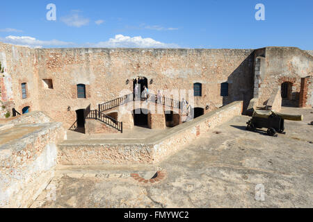 Santiago di Cuba - - 14 gennaio 2016: persone in visita a piedi castello El Morro a Santiago de Cuba, Cuba Foto Stock