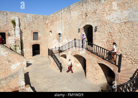 Santiago di Cuba - - 14 gennaio 2016: persone in visita a piedi castello El Morro a Santiago de Cuba, Cuba Foto Stock