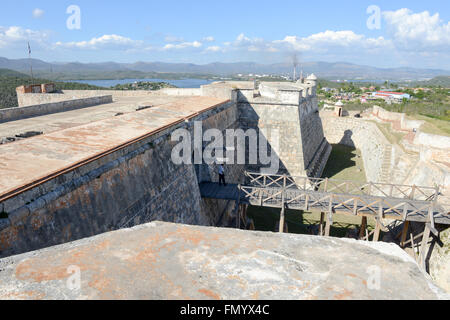 Santiago di Cuba - - 14 gennaio 2016: persone in visita a piedi castello El Morro a Santiago de Cuba, Cuba Foto Stock