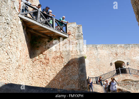 Santiago di Cuba - - 14 gennaio 2016: persone in visita a piedi castello El Morro a Santiago de Cuba, Cuba Foto Stock