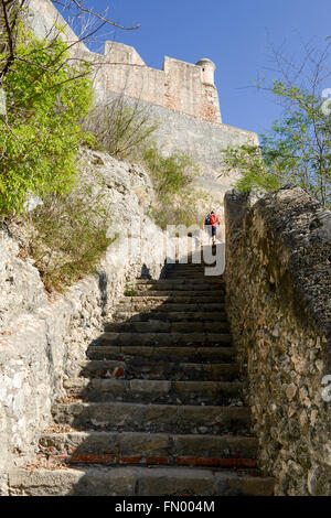 Santiago di Cuba - - 14 gennaio 2016: persone in visita a piedi castello El Morro a Santiago de Cuba, Cuba Foto Stock