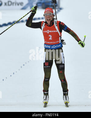 Laura Dahlmeier dalla Germania celebra dopo aver attraversato la linea del traguardo durante le donne 12.5km mass start concorrenza a i Campionati Mondiali di Biathlon in Holmenkollen Ski Arena, Oslo, Norvegia, 13 marzo 2016. Dahlmeier collocato al secondo posto. Foto: Hendrik Schmidt/dpa Foto Stock