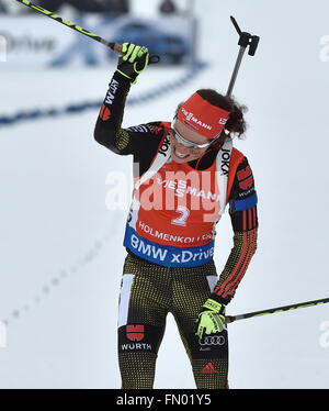 Laura Dahlmeier dalla Germania celebra dopo aver attraversato la linea del traguardo durante le donne 12.5km mass start concorrenza a i Campionati Mondiali di Biathlon in Holmenkollen Ski Arena, Oslo, Norvegia, 13 marzo 2016. Dahlmeier collocato al secondo posto. Foto: Hendrik Schmidt/dpa Foto Stock