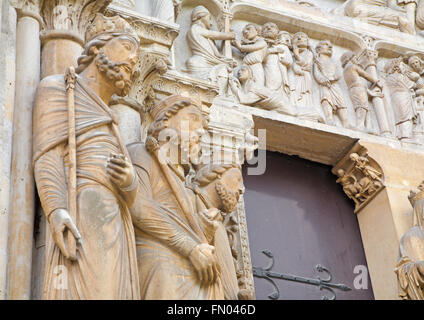 Parigi, Francia - 16 giugno 2011: il dettaglio dal lato est portale di Saint Denis - la prima cattedrale gotica Foto Stock