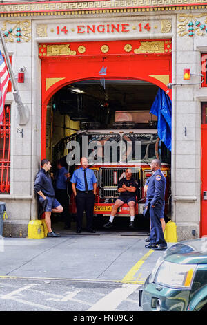 NEW YORK CITY - Ottobre 8, 2014: New York fire fighters prendendo una pausa seduta sul carrello a motore 14 in East 18th Street Foto Stock