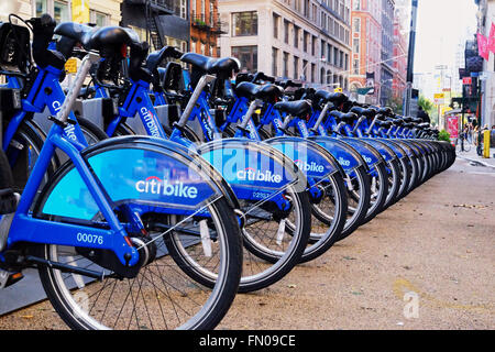 NEW YORK CITY - Ottobre 8, 2014: New York Citi bikes schierati in corrispondenza di una delle stazioni nei pressi di East 21st Street Foto Stock