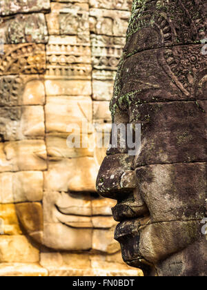 Antica pietra sorridente volto al tempio Bayon in Siem Reap, Cambogia Foto Stock