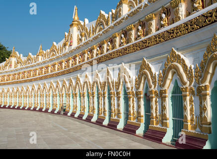 Esterno della camera ricurva di Umin Thounzeh (U Min Thonze) Pagoda in Sagaing vicino a Mandalay, Myanmar (Birmania) Foto Stock