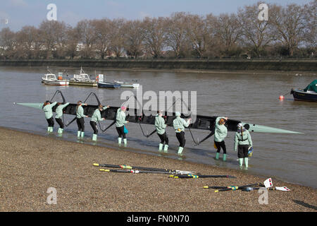 Putney Londra,UK. 13 marzo 2016. Oxford e Cambridge University gli uomini e le donne della barca equipaggi pratica sul Fiume Tamigi davanti a la 162annuale di BNY Mellon Newton boat race il 27 marzo 2016 Credit: amer ghazzal/Alamy Live News Foto Stock