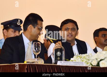 Di Allahabad, India. 13 Mar, 2016. Giustizia principale della Highcourt Allahabad e Uttar Pradesh Chief Minister Akhilesh Yadav durante prendere parte a un programma in occasione del centocinquantesimo anniversario della Highcourt Allahabad, in Allahabad, India. Credito: Prabhat Kumar Verma/Pacific Press/Alamy Live News Foto Stock