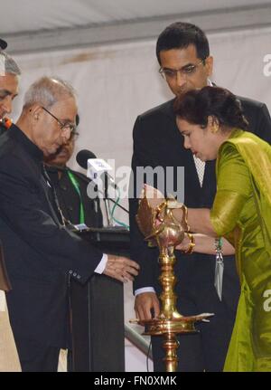 Di Allahabad, India. 13 Mar, 2016. Presidente Pranav Mukharjee lampada di illuminazione durante un programma in occasione del centocinquantesimo anniversario della Highcourt Allahabad, in Allahabad, India. Credito: Prabhat Kumar Verma/Pacific Press/Alamy Live News Foto Stock