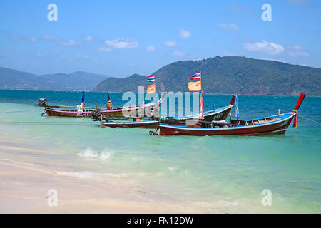 Thai barca dalla coda lunga sulla riva Foto Stock