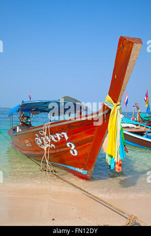 Thai barca dalla coda lunga sulla riva Foto Stock
