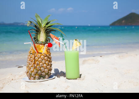 Cocktail di ananas sulla spiaggia di sabbia bianca Foto Stock