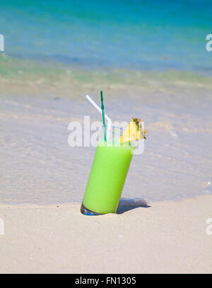 Cocktail di ananas sulla spiaggia di sabbia bianca Foto Stock