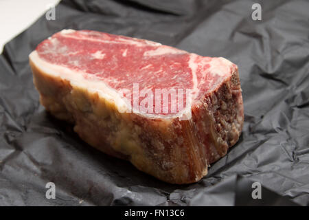 Secco grezzo di età compresa tra t-bone steak Foto Stock