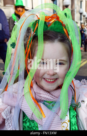 Londra, Regno Unito. 13 marzo 2016. I partecipanti al il giorno di San Patrizio Parade 2016 a Londra Credito: Paul Brown/Alamy Live News Foto Stock