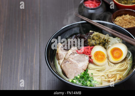 Giapponese tonkotsu ramen, osso di maiale brodo tagliatelle Foto Stock