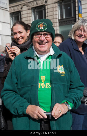 Londra, UK, 13 Marzo 2016,folle godere della Londra il giorno di San Patrizio Parade, uno dei più grandi del mondo Credito: Keith Larby/Alamy Live News Foto Stock