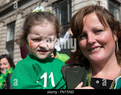 Londra, UK, 13 Marzo 2016,folle godere della Londra il giorno di San Patrizio Parade, uno dei più grandi del mondo Credito: Keith Larby/Alamy Live News Foto Stock