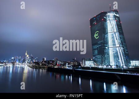 Il segno dell'Euro è proiettata sulla facciata della Banca centrale europea per il "Luminale' spettacolo di luci a Frankfurt am Main, Germania, 12 marzo 2016. Questo anno il Luminale avviene dal 13 al 18 marzo 2016 e presenta circa 200 impianti di luce a Francoforte e Offenbach. Foto: BORIS ROESSLER/dpa Foto Stock