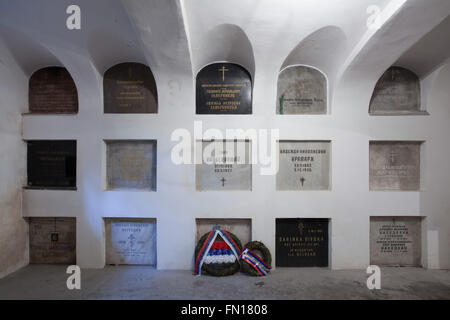 Tombe dei più notevoli persone dell'emigrazione russa in Cecoslovacchia nella cripta sotterranea della Dormizione chiesa presso il Cimitero di Olsany a Praga, Repubblica Ceca. Tombe di Primo Ministro della Cecoslovacchia Karel Kramar e sua moglie russa Nadezhda Kramar, nee Khludova, sono visibili nel centro. Graves nella linea superiore da sinistra a destra: Olga Ryzhkova e Ariadna Ryzhkova, una vedova e una figlia del sacerdote russo Nikolai Ryzhkov, generale russo Timofey Semernikov e sua moglie Yevgenia Semernikova, ucraino politico Bulyk Semyon e sua moglie Alexandra Bulyk, Russo Foto Stock