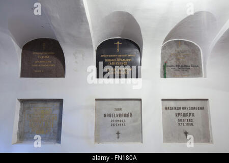 Le tombe di Karel Kramar, il primo Primo Ministro della Cecoslovacchia e sua moglie russa Nadezhda Kramar nella cripta sotterranea della Dormizione chiesa presso il Cimitero di Olsany a Praga, Repubblica Ceca. Karel Kramar, nato il 17 dicembre 1860, era un ceco (Boemo) uomo politico e il primo Primo Ministro della Cecoslovacchia dal novembre 1918 al luglio 1919. Morì a 76 anni il 26 maggio 1937, e fu sepolto accanto a sua moglie russa Nadezhda Kramar, che morì cinque mesi prima. Nadezhda Nikolayevna Kramar (Kramarova), nee Khludova, Abrikosova successiva dopo il primo marito, è nato a settembre Foto Stock