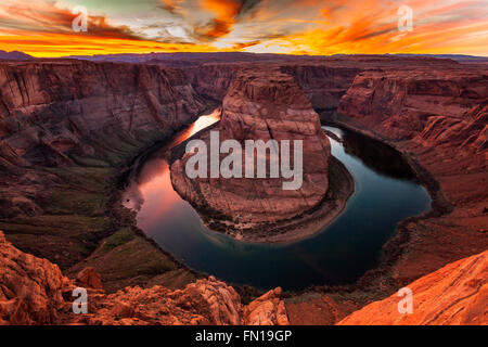 Il fiume Colorado si avvolge intorno alla curva a ferro di cavallo al tramonto nella pagina, Arizona Foto Stock