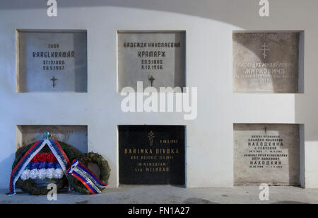 Le tombe di Karel Kramar, il primo Primo Ministro della Cecoslovacchia e sua moglie russa Nadezhda Kramar nella cripta sotterranea della Dormizione chiesa presso il Cimitero di Olsany a Praga, Repubblica Ceca. Karel Kramar, nato il 17 dicembre 1860, era un ceco (Boemo) uomo politico e il primo Primo Ministro della Cecoslovacchia dal novembre 1918 al luglio 1919. Morì a 76 anni il 26 maggio 1937, e fu sepolto accanto a sua moglie russa Nadezhda Kramar, che morì cinque mesi prima. Nadezhda Nikolayevna Kramar (Kramarova), nee Khludova, Abrikosova successiva dopo il primo marito, è nato a settembre Foto Stock