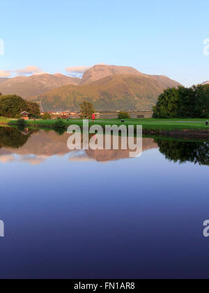 Una vista del Ben Nevis dal bacino finale in Caledonian Canal, a Corpach, Fort William, Highlands Occidentali, Scozia Foto Stock