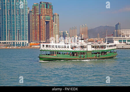 HONG KONG - 3 dicembre: Traghetto "Celestial star' lasciando Kowloon pier il 3 dicembre 2010 a Hong Kong, Cina. Hong Kong è il traghetto Foto Stock