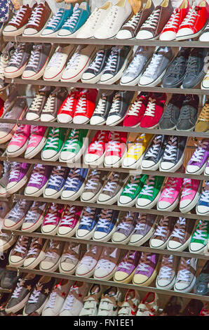Un sacco di sneaker scarpe sulla vendita Foto Stock