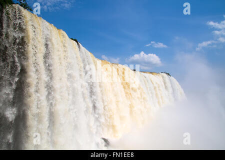 Famose Cascate di Iguazu al confine tra Brasile e Argentina Foto Stock