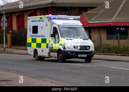 NHS 'Scottish servizio ambulanza' ambulanza di emergenza risponde a una chiamata 999 accelerando lungo la strada MacAlpine a Dundee, Regno Unito Foto Stock