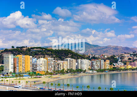 Malaga, Spagna resort skyline a spiaggia Malagueta. Foto Stock