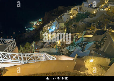 Santorini - lo sguardo dalla città giù al porto Amoudi in Oia. Foto Stock