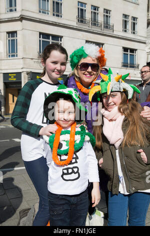 Londra, UK, 13 Marzo 2016,folle godere della Londra il giorno di San Patrizio Parade, uno dei più grandi del mondo Credito: Keith Larby/Alamy Live News Foto Stock