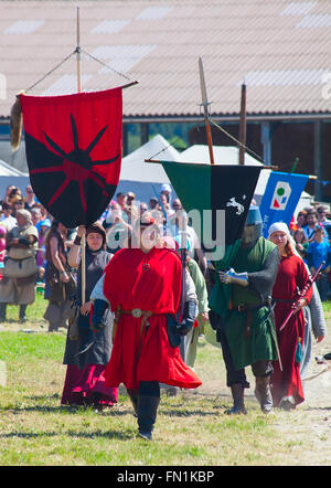 HINWIL, Svizzera - 18 Maggio: Uomini non identificati in costumi storici marching durante la cerimonia di apertura del torneo reconstruc Foto Stock