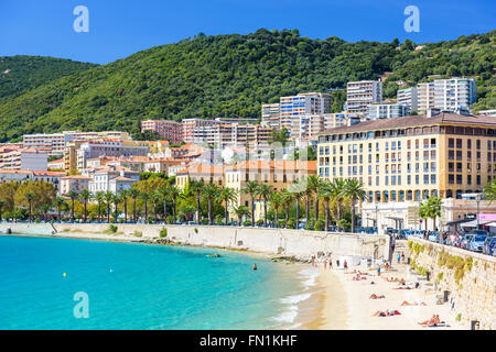 AJACCIO, Francia - 29 ottobre 2014: Beachgoers nella città di Ajaccio sulla west coasat della Corsica. Foto Stock