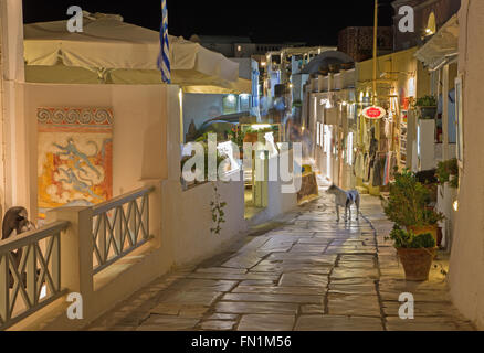 SANTORINI, Grecia - 4 ottobre 2015: la strada di Oia con i negozi di souvenir e ristoranti di notte. Foto Stock