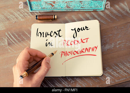 Effetto retrò e tonico immagine di una donna la scrittura a mano una nota con una penna stilografica su un notebook. Il testo scritto a mano investire nella vostra fotografia del prodotto come business Concetto di immagine Foto Stock