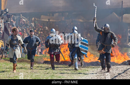 HINWIL, Svizzera - 18 Maggio: Uomini non identificati in knight armor dimostrando capacità di combattimento durante la ricostruzione del torneo ne Foto Stock