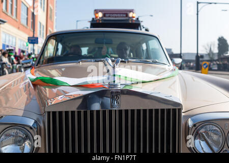 Birmingham,West Midlands,UK:13 Marzo 2016.Migliaia rivestite le strade da Digbeth al centro della città,festeggia il patrono San dell'Irish 'St Patrick' . La parata è stata impaccata con Marching Band,auto,scooter,galleggianti,e ballerini . Dopo la sfilata vi era molta musica dal vivo e intrattenimento intorno alla città, tutti nella primavera del sole. Foto Stock