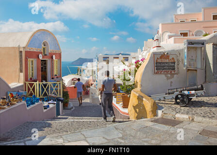 SANTORINI, Grecia - 5 ottobre 2015: la strada di Oia con i negozi di souvenir e ristoranti. Foto Stock