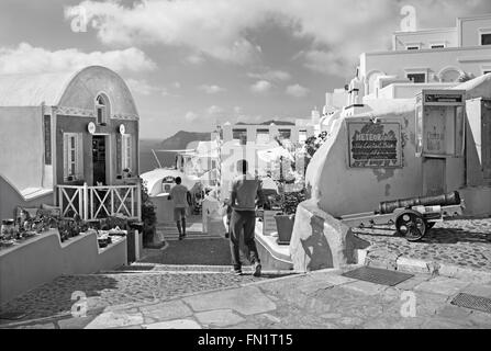 SANTORINI, Grecia - 5 ottobre 2015: la strada di Oia con i negozi di souvenir e ristoranti. Foto Stock