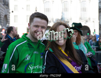 Londra, UK, 13 Marzo 2016,folle godere della Londra il giorno di San Patrizio Parade, uno dei più grandi del mondo Credito: Keith Larby/Alamy Live News Foto Stock