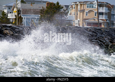 Grandi onde colpire Seawall Foto Stock