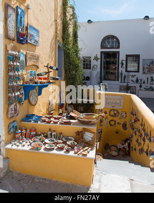 SANTORINI, Grecia - 5 ottobre 2015: i negozi di souvenir in Oia. Foto Stock