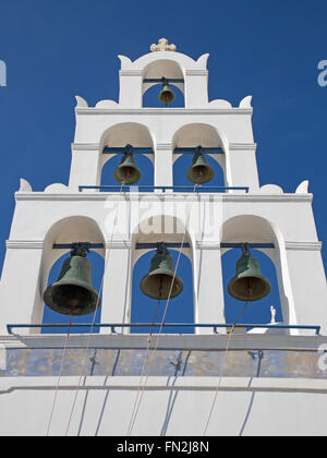 Santorini - Il campanile sulla chiesa ortodossa di Panaghia di Oia (Ia). Foto Stock